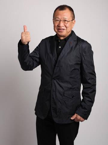刷到许绍雄离世新闻时,我正给海外表弟发消息问他国服游戏卡不卡