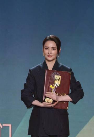 海外华人必看!金鸡奖后台揭秘:老中青三代女演员的动人瞬间