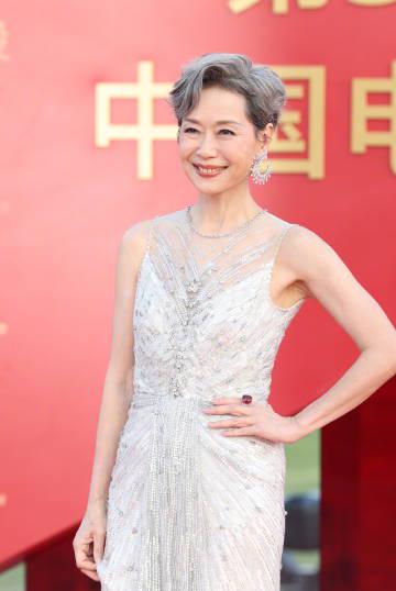 叶童银发惊艳金鸡奖红毯,62岁气场全开打破年龄焦虑的时尚启示