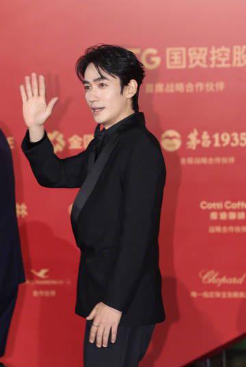 刷到朱一龙金鸡奖红毯生图时,我正帮海外表妹调试爱奇艺——她说卡成PPT的样子,像极了当年追剧的我