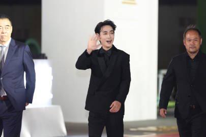 刷到朱一龙金鸡奖红毯生图时,我正帮海外表妹调试爱奇艺——她说卡成PPT的样子,像极了当年追剧的我