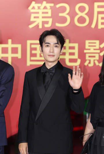 刷到朱一龙金鸡奖红毯生图时,我正帮海外表妹调试爱奇艺——她说卡成PPT的样子,像极了当年追剧的我