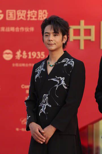 丁真金鸡奖红毯首秀引热议,海外如何用Sixfast解锁微博追星?