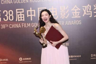 看到钟楚曦捧起金鸡奖杯那一刻,我才明白海外游子为什么深夜刷剧会哭