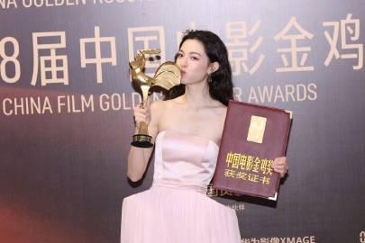 看到钟楚曦捧起金鸡奖杯那一刻,我才明白海外游子为什么深夜刷剧会哭