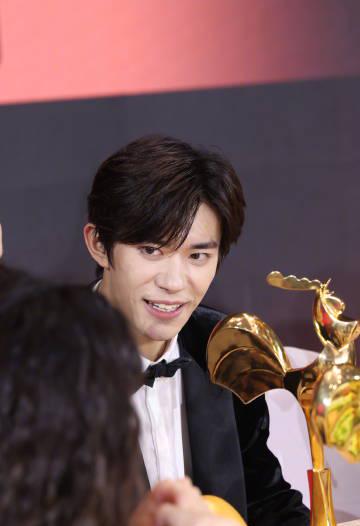 刷到易烊千玺金鸡奖后台花絮时,我正卡在海外追剧的转圈圈里——那个眼里有光的少年,让我想起被地区限制逼疯的夜晚