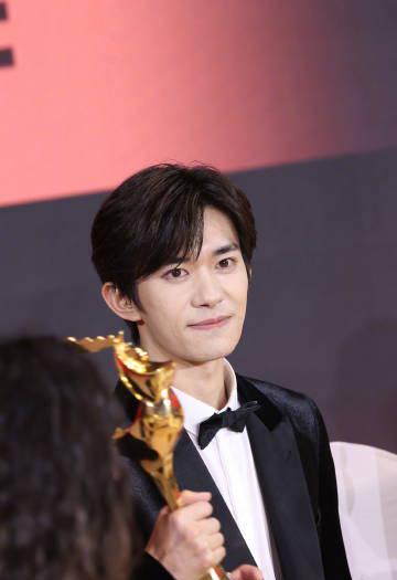 刷到易烊千玺金鸡奖后台花絮时,我正卡在海外追剧的转圈圈里——那个眼里有光的少年,让我想起被地区限制逼疯的夜晚