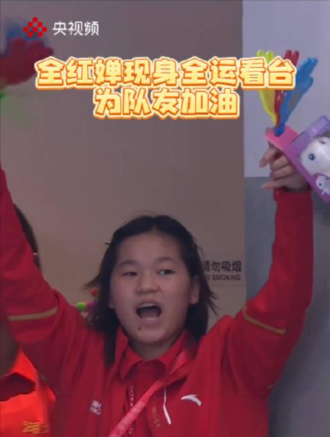 全红婵看台表情包火了！队友失误她秒变痛苦面具，网友：这不就是我本人吗？